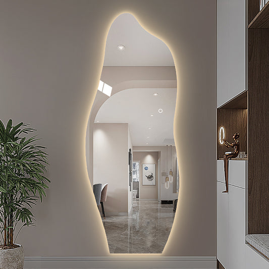 Smukt helfigur spejl med organiske former som bringer noget anderledes til dig hjem. Bredde: 60 cm Højde: 165 cm