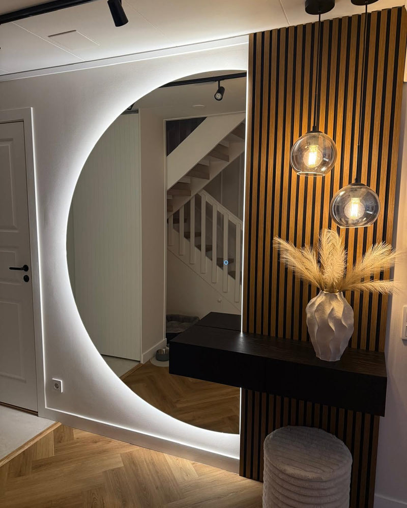 Et spejl, der virkelig skiller sig ud ✨🪞
Den elegante halvcirkelform og LED-l...