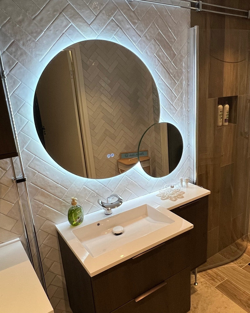 To spejle, ét stilrent udtryk ✨🪞
Det unikke design med LED-lys og antidug gør...