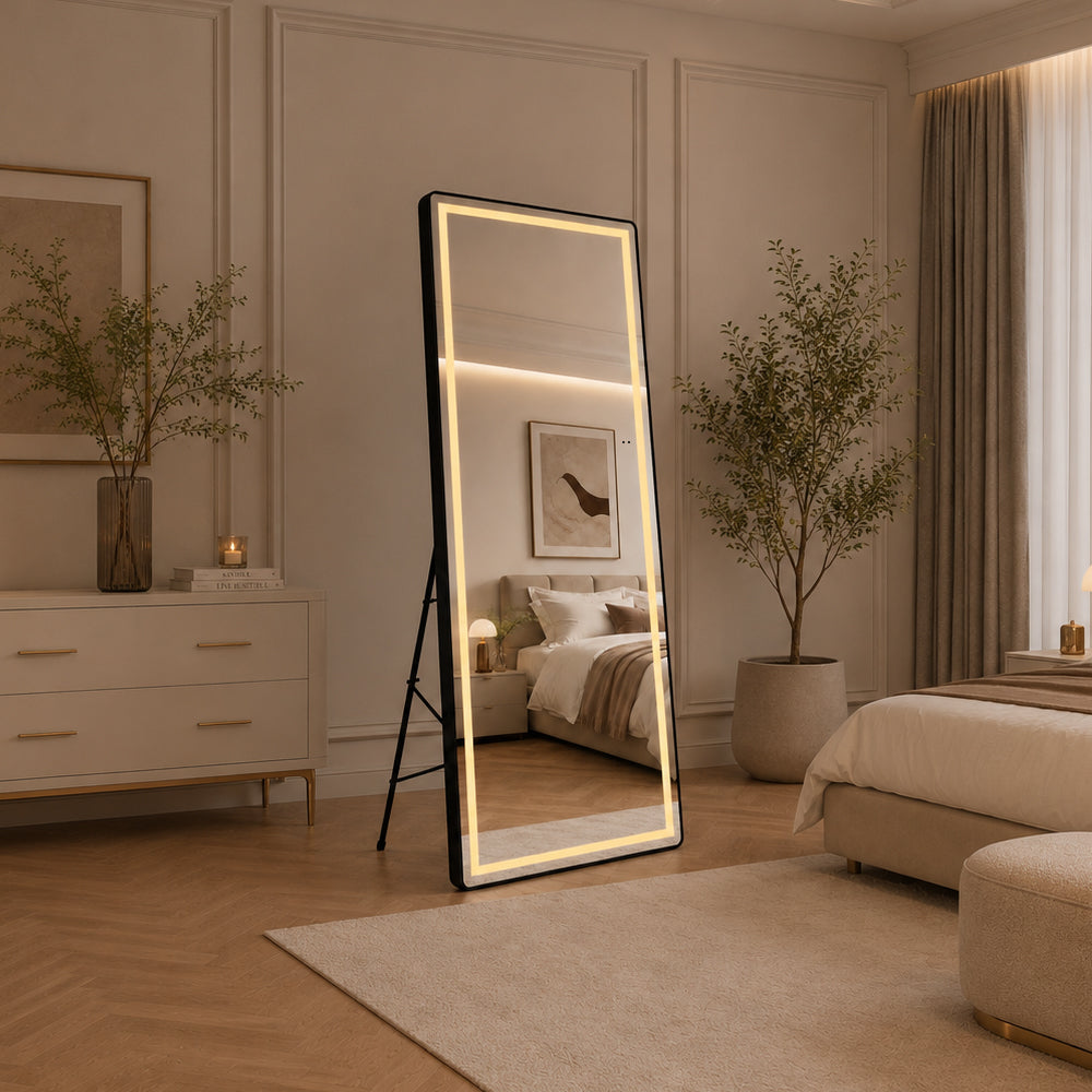 Stort gulvspejl med LED-lys 65x165 cm på stativ i lyst soveværelse med kommode