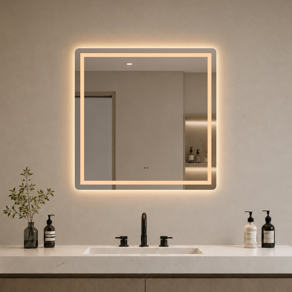 Kvadratisk spejl med frontlight, LED-lys og antidug 80x80 cm tændt over håndvask med sort armatur