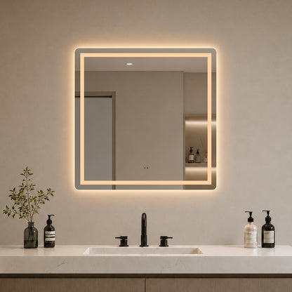 Kvadratisk spejl med frontlight, LED-lys og antidug 80x80 cm tændt over håndvask med sort armatur